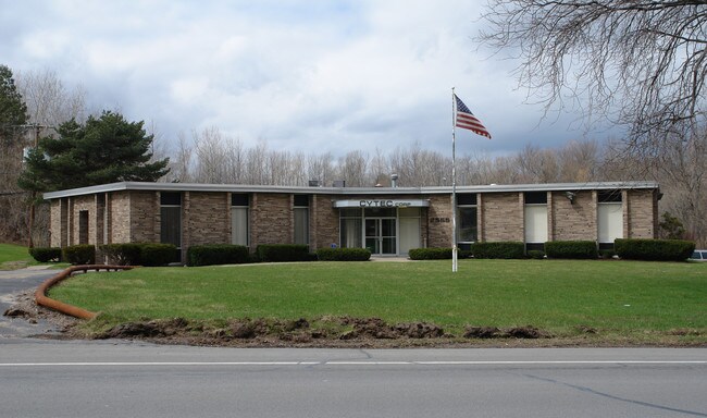 Plus de détails pour 2555 Baird Rd, Penfield, NY - Industriel à louer