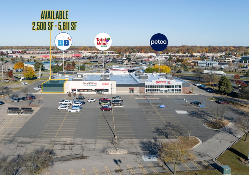 13801 Lakeside Cir, Sterling Heights, MI à louer - Photo du bâtiment - Image 2 de 5