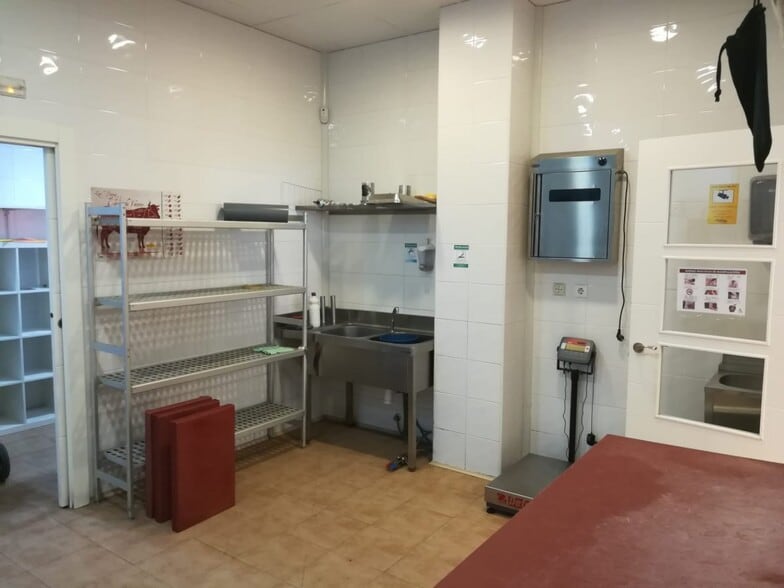 Retail in Salamanca for lease - Building Photo - Image 3 of 11