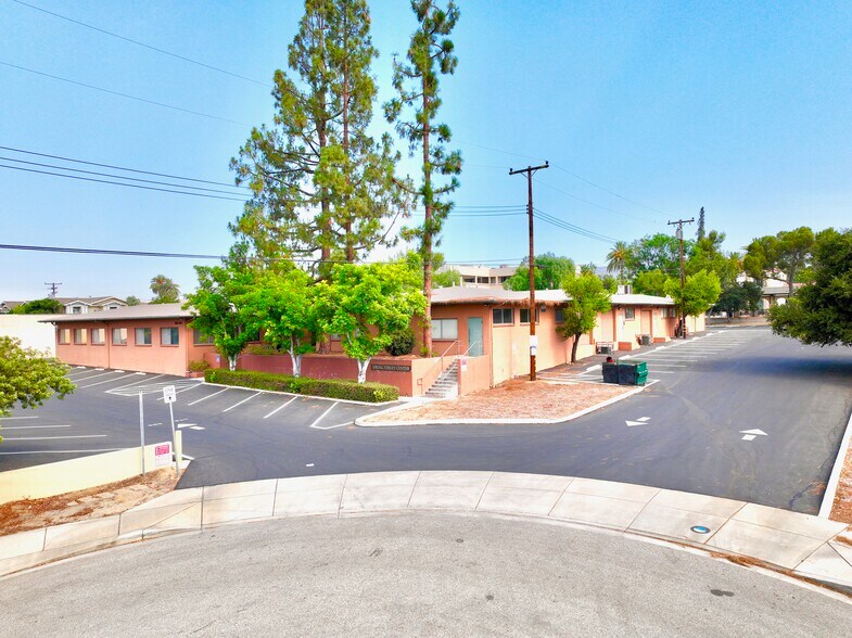 141 Spring St, Claremont, CA à louer - Photo du bâtiment - Image 3 de 19