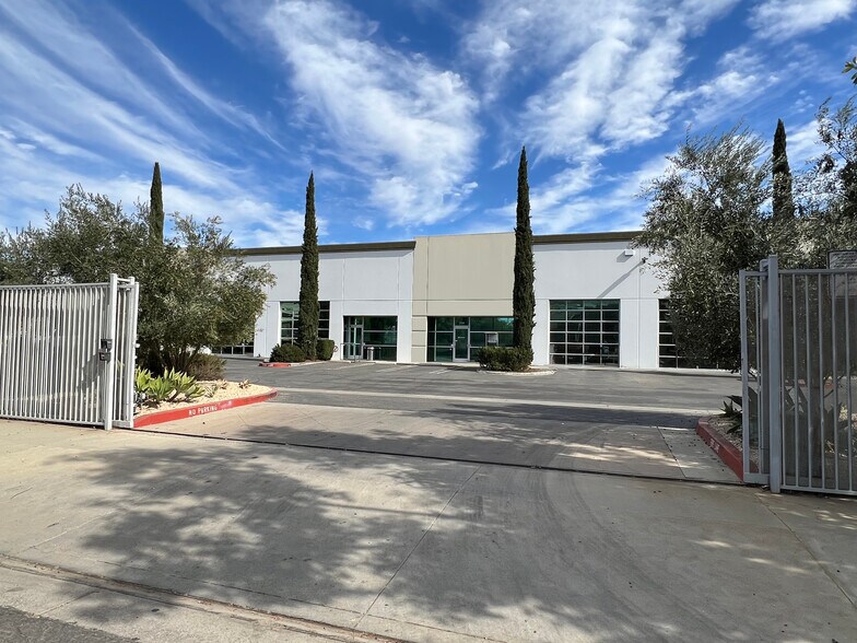 7500-7536 Tyrone Ave, Van Nuys, CA à louer - Photo du bâtiment - Image 1 de 9