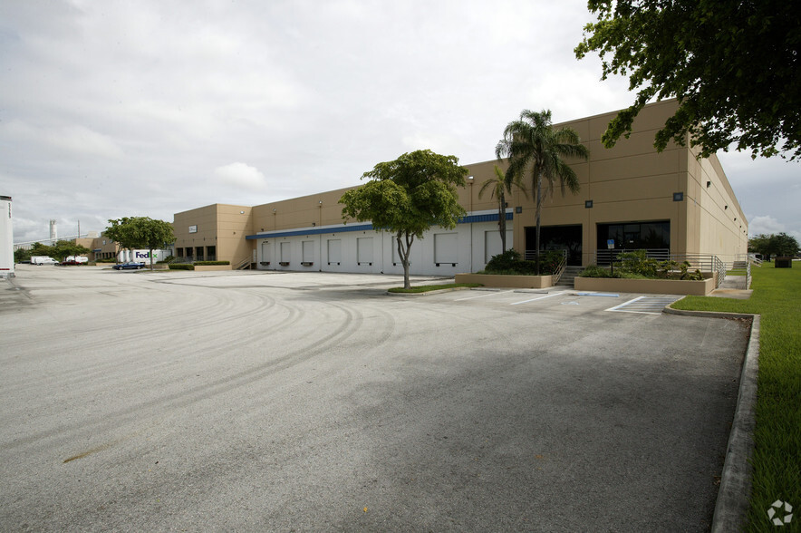 11800 NW 100th Rd, Medley, FL for lease - Building Photo - Image 2 of 5