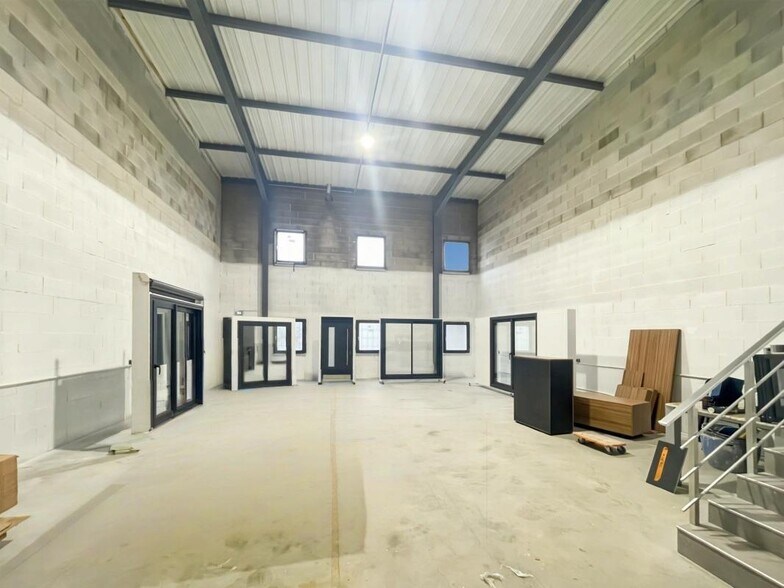 Industrial in Mions for lease - Interior Photo - Image 2 of 6