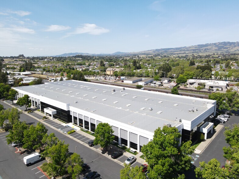 755 Southpoint Blvd, Petaluma, CA à louer - Photo du bâtiment - Image 3 de 4