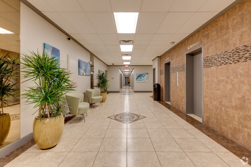 2525 NW Expressway St, Oklahoma City, OK à louer - Hall d’entrée - Image 2 de 14