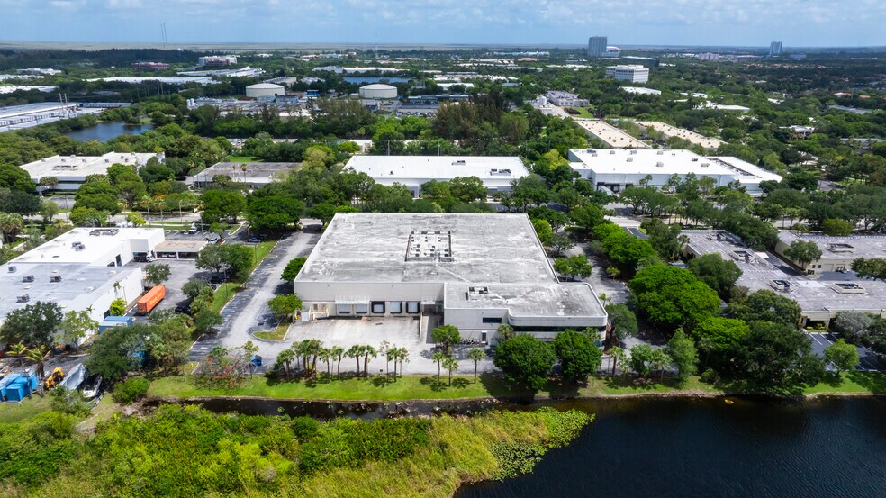 13800 Logistics Center, Sunrise, FL à louer - Photo du bâtiment - Image 3 de 3