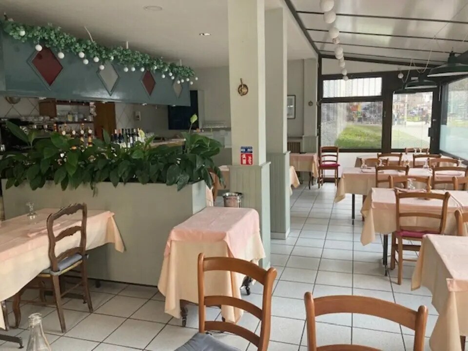 Retail in Gennevilliers for lease Building Photo- Image 1 of 10