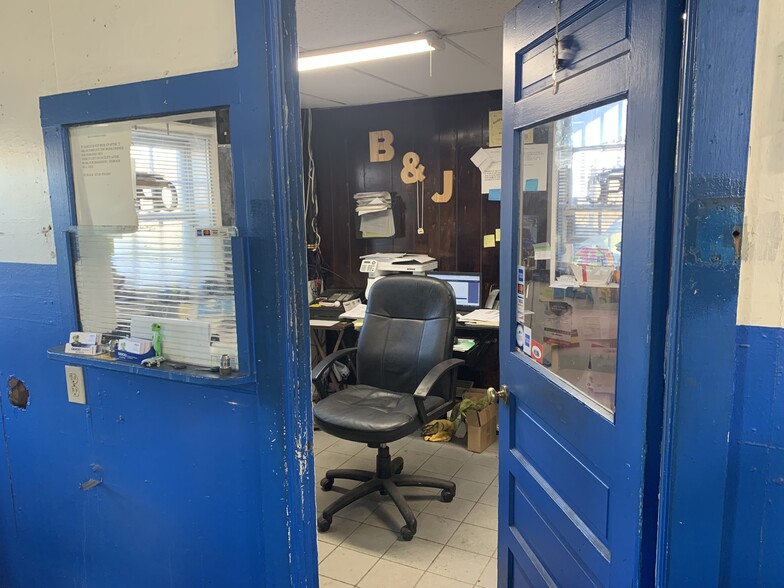 585 Park Ave, Worcester, MA for lease - Building Photo - Image 2 of 6