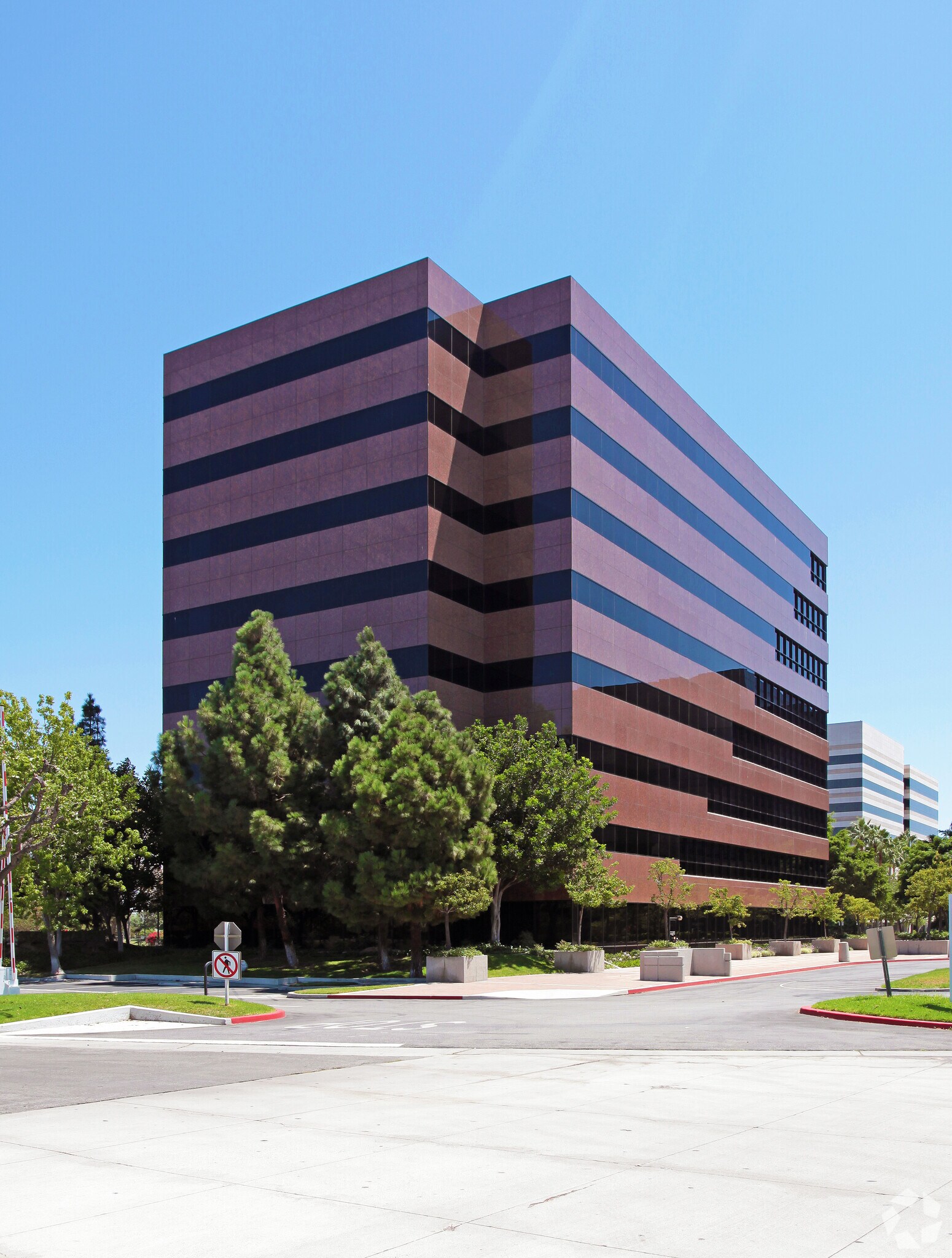 4801 Airport Plaza Dr, Long Beach, CA for lease Building Photo- Image 1 of 4