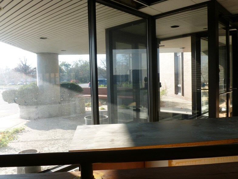 31100 Plymouth Rd, Livonia, MI à vendre - Hall d’entrée - Image 2 de 22