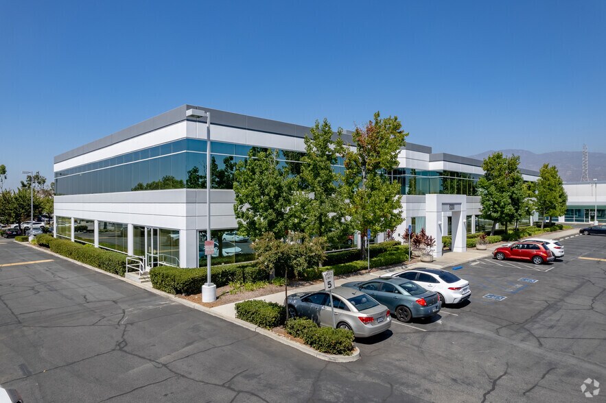 5200 Irwindale Ave, Irwindale, CA à louer - Photo du bâtiment - Image 1 de 8