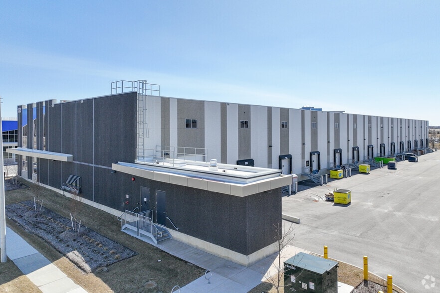 135 Addison Hall Cir, Aurora, ON for lease - Building Photo - Image 2 of 42