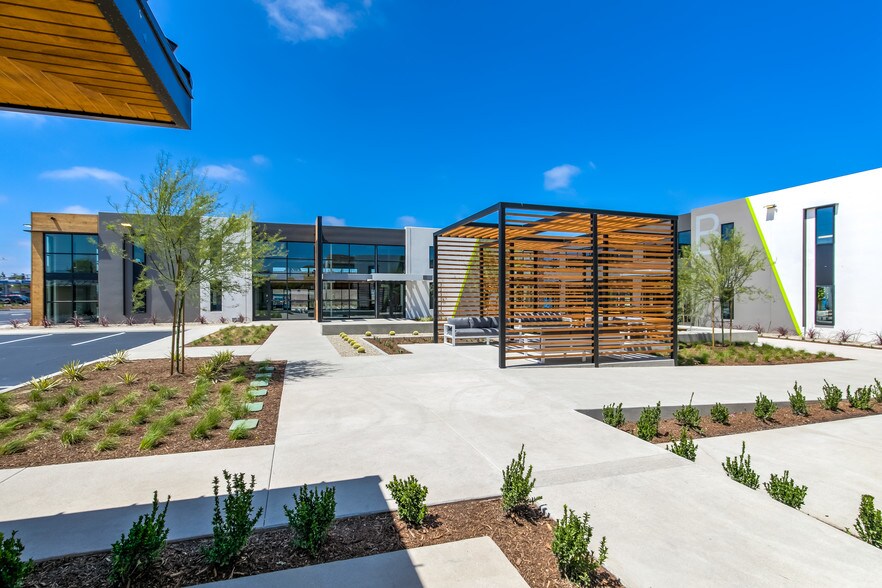 660 W Baker St, Costa Mesa, CA à louer - Photo du bâtiment - Image 2 de 12