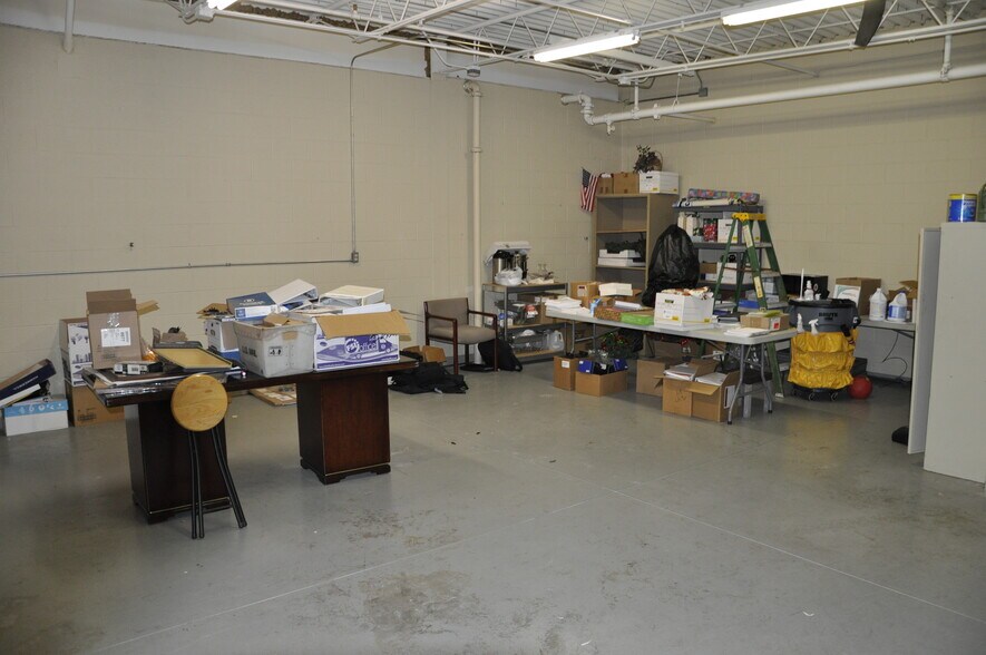5825 Clyde Rhyne Dr, Sanford, NC à louer - Photo du bâtiment - Image 3 de 21