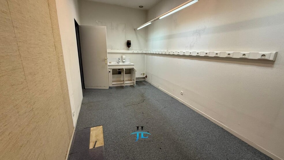 Retail in Bordeaux for lease - Interior Photo - Image 2 of 18