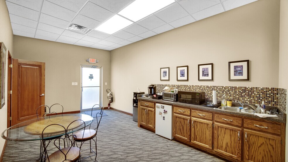 303 Ridge Rd, Munster, IN à vendre - Photo du bâtiment - Image 3 de 24