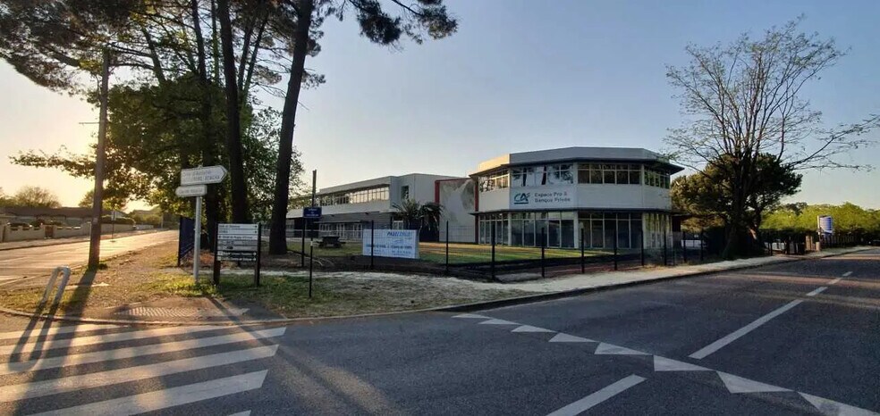 Office in Gradignan for lease - Building Photo - Image 2 of 10