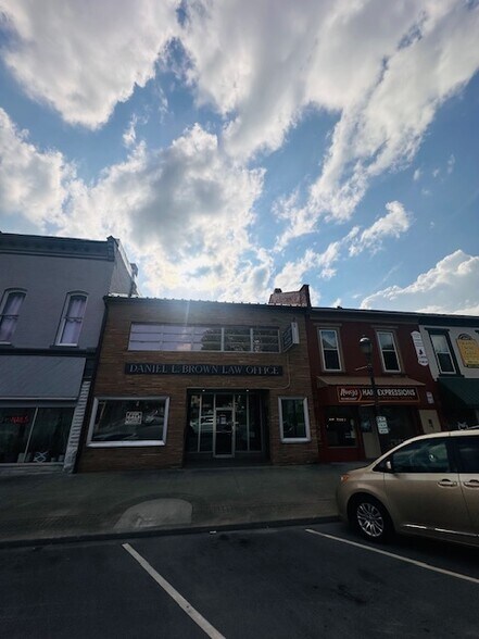 62 Public Sq, Salem, IN à vendre - Photo du bâtiment - Image 2 de 90