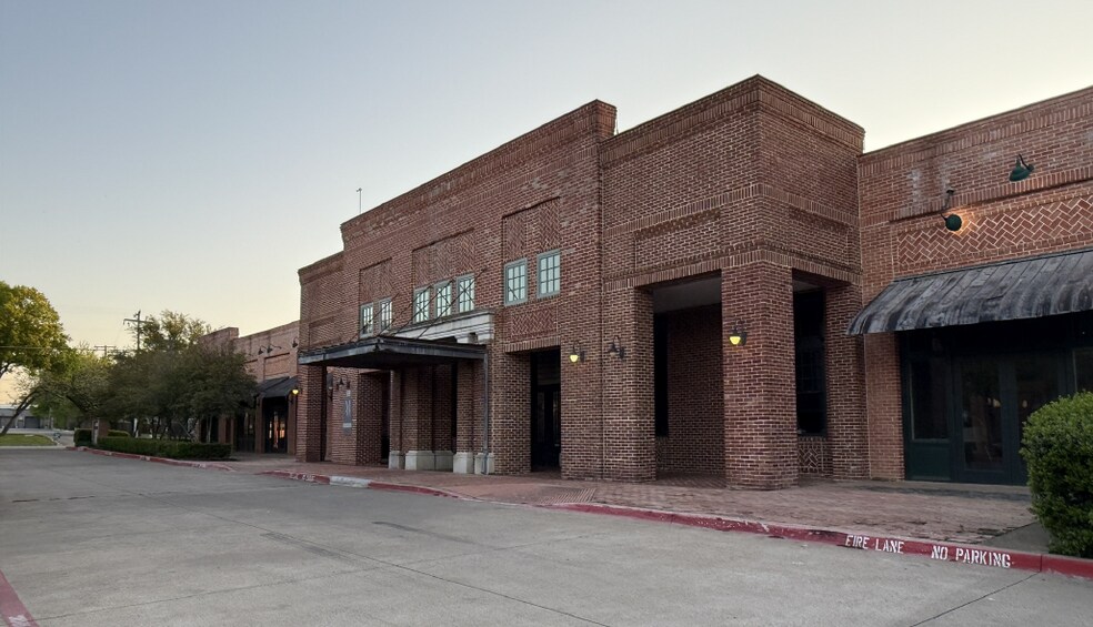 611 S Main St, Grapevine, TX à louer - Photo du bâtiment - Image 2 de 7
