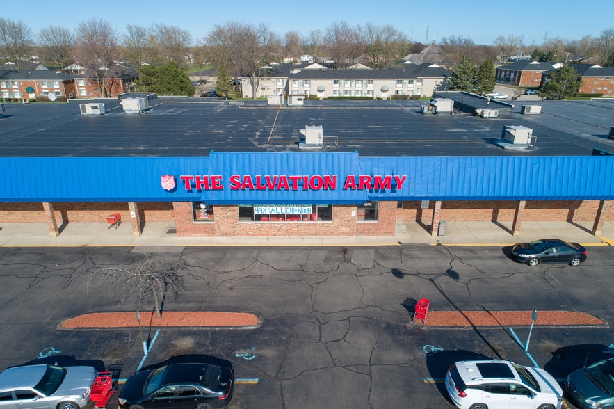 11743 Fifteen Mile Rd, Sterling Heights, MI for lease - Building Photo - Image 3 of 7