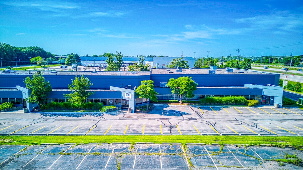 23399 Commerce Dr, Farmington Hills, MI for lease - Building Photo - Image 3 of 9