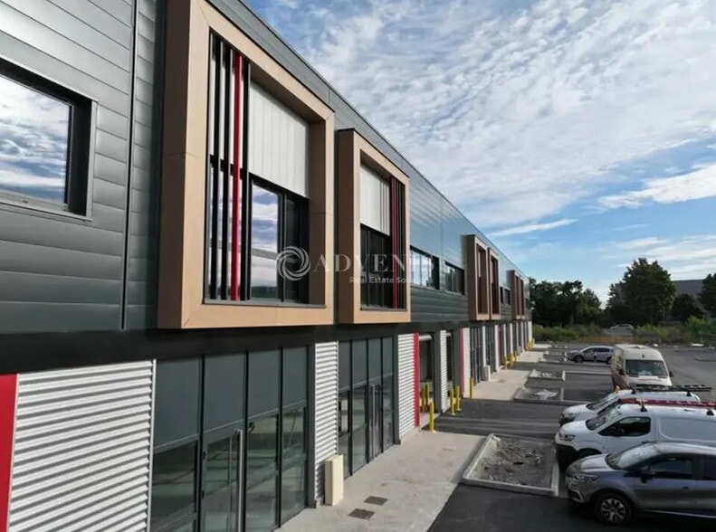 Flex in Saint-Laurent-de-Mure for lease - Building Photo - Image 3 of 9