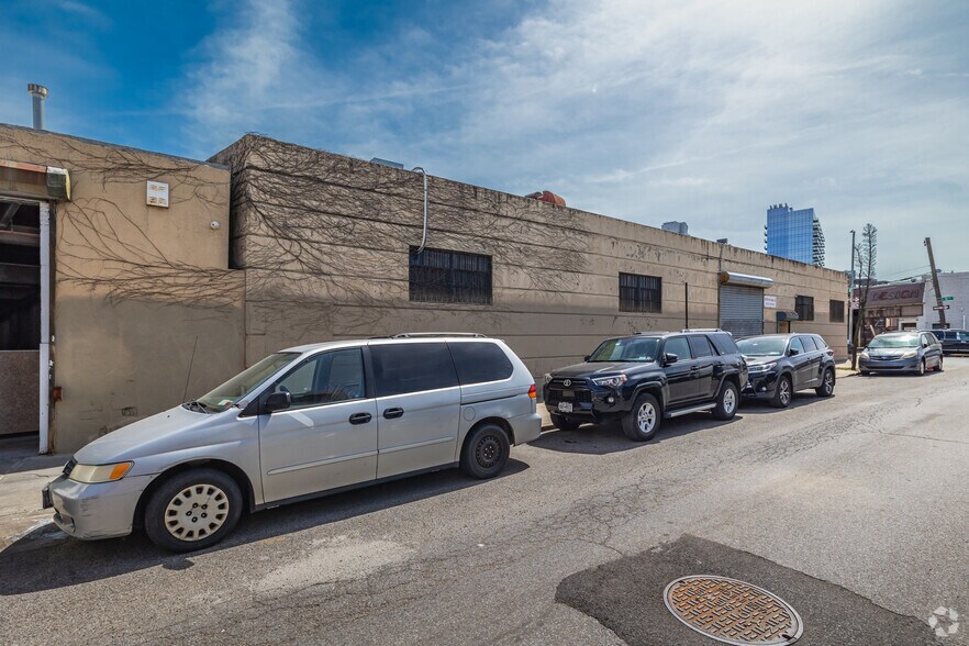 134-01 33rd Ave, Flushing, NY à vendre - Photo du bâtiment - Image 2 de 15