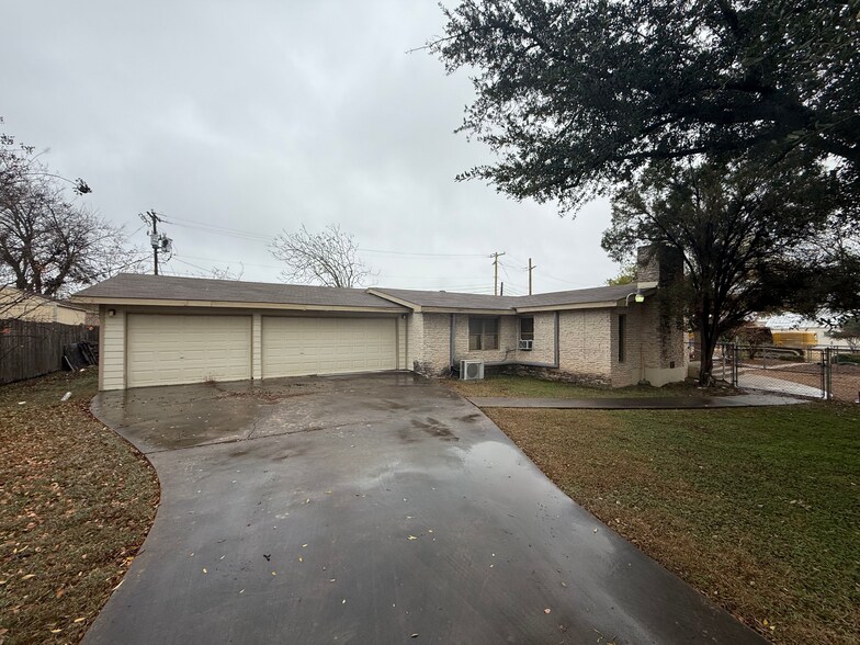 1204 W Pecan St, Pflugerville, TX à louer - Photo du bâtiment - Image 3 de 19