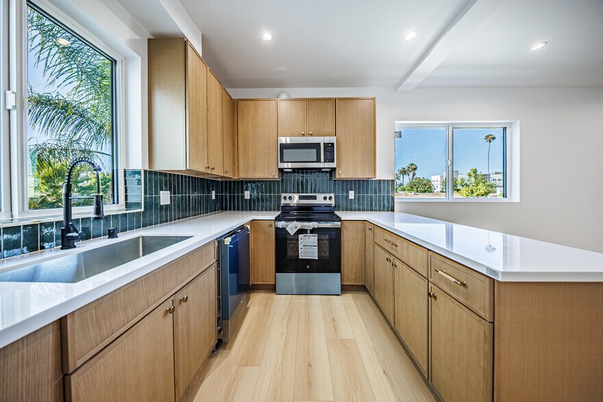 2938 S Sycamore Ave, Los Angeles, CA à vendre - Photo du bâtiment - Image 2 de 93