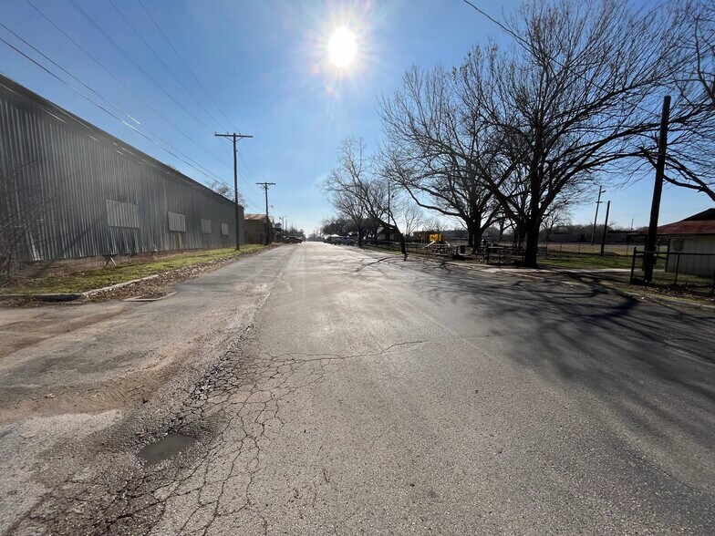 101-107 Ramona St, Smithville, TX à louer - Photo du bâtiment - Image 3 de 4