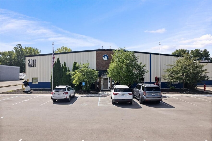 201 W Carmel Dr, Carmel, IN for lease - Building Photo - Image 3 of 16