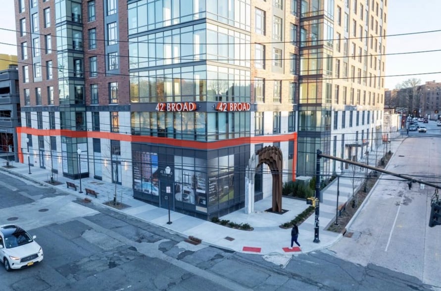 42 Broad St W, Mount Vernon, NY for lease - Building Photo - Image 1 of 3