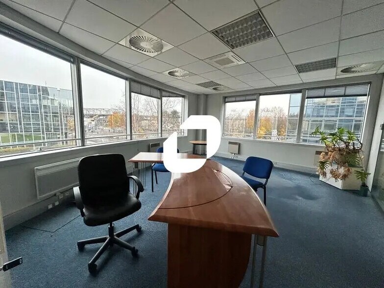 Office in Villepinte for lease - Interior Photo - Image 2 of 6