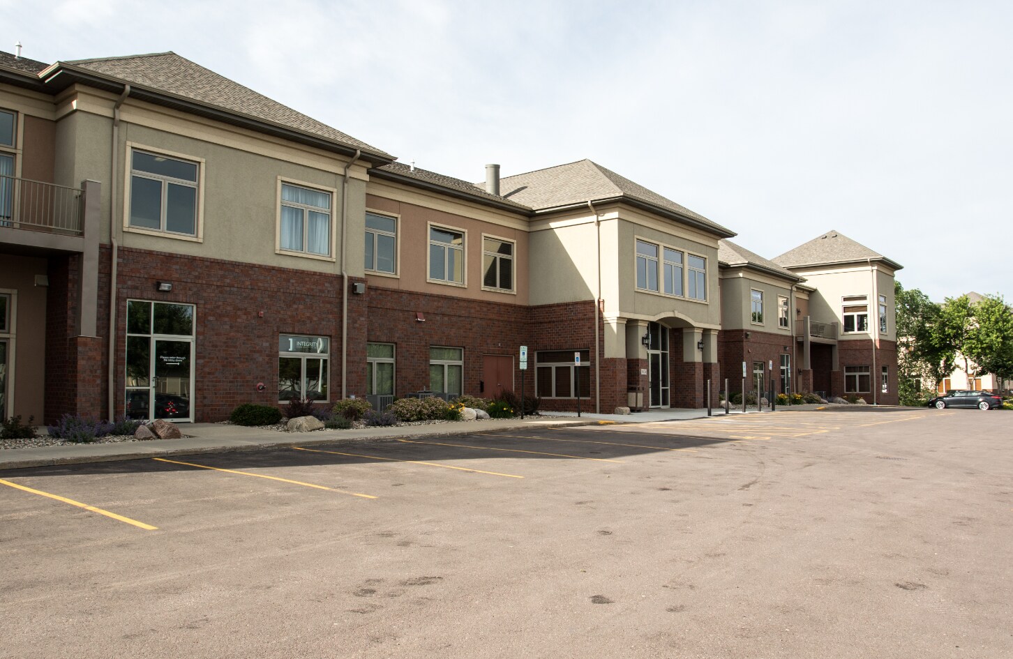 5024 S Bur Oak Pl, Sioux Falls, SD for lease Primary Photo- Image 1 of 9