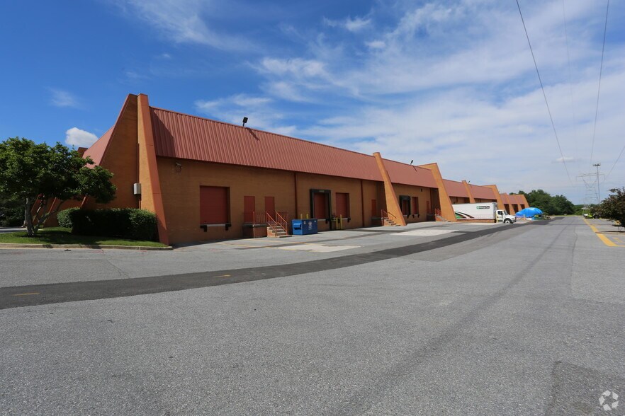 611 Hammonds Ferry Rd, Linthicum, MD à louer - Photo du bâtiment - Image 3 de 11