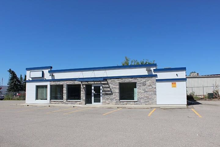 5214 Gaetz Ave, Red Deer, AB à vendre Photo du bâtiment- Image 1 de 11