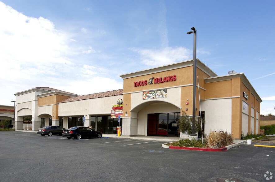 1230 W Foothill Blvd, Rialto, CA à louer - Photo du bâtiment - Image 1 de 4