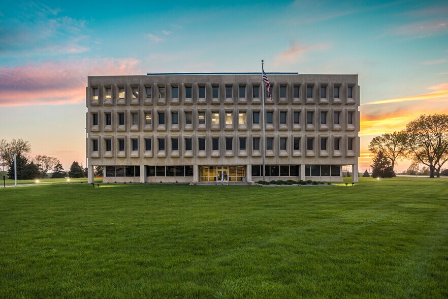 5000 Westown Pky, West Des Moines, IA à louer - Photo du bâtiment - Image 2 de 9