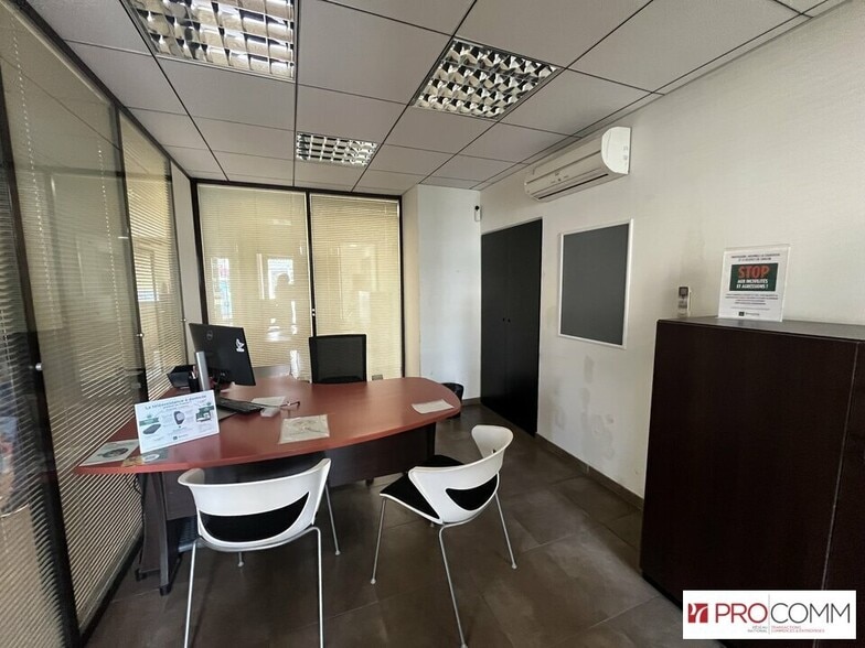 Retail in Carpentras for lease - Interior Photo - Image 2 of 10