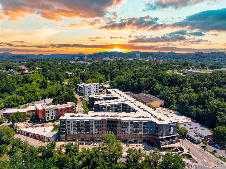 146 Roberts St, Asheville, NC à louer - Photo du bâtiment - Image 2 de 9