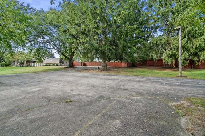 110 E Oak Crest Dr, Wales, WI à vendre - Photo du bâtiment - Image 2 de 7