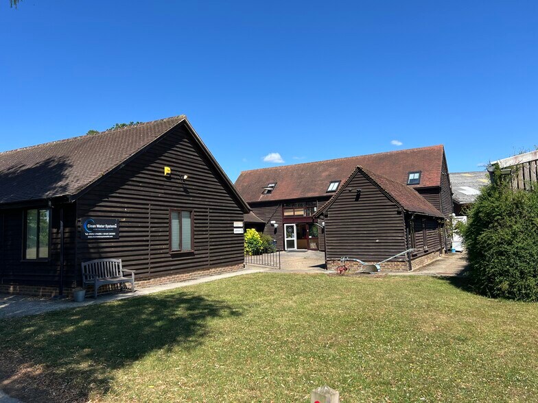 The Barn, Dawes Farm, Bognor Road, Warnham, Warnham à louer - Photo du bâtiment - Image 2 de 9