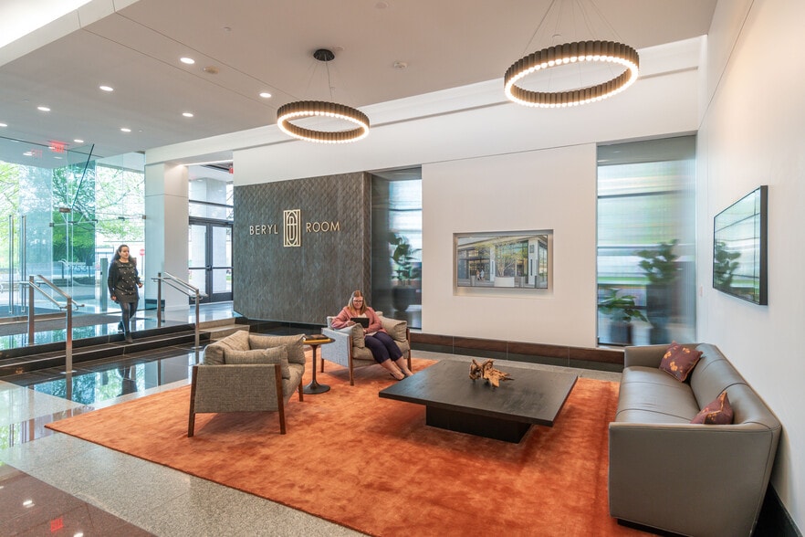 1751 Pinnacle Dr, McLean, VA à louer - Photo intérieure - Image 2 de 27