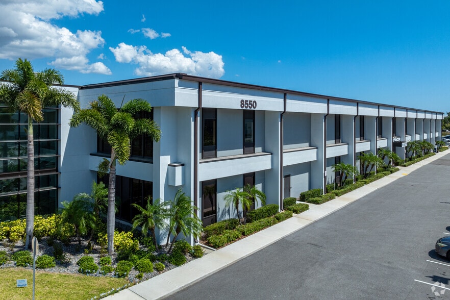 8550 Ulmerton Rd, Largo, FL à louer - Photo du bâtiment - Image 2 de 5