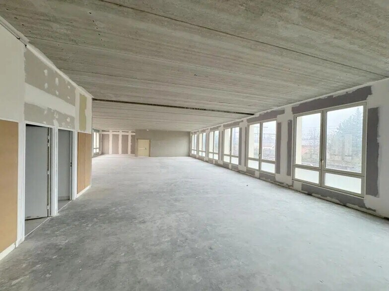 Office in Versailles for lease - Interior Photo - Image 2 of 12