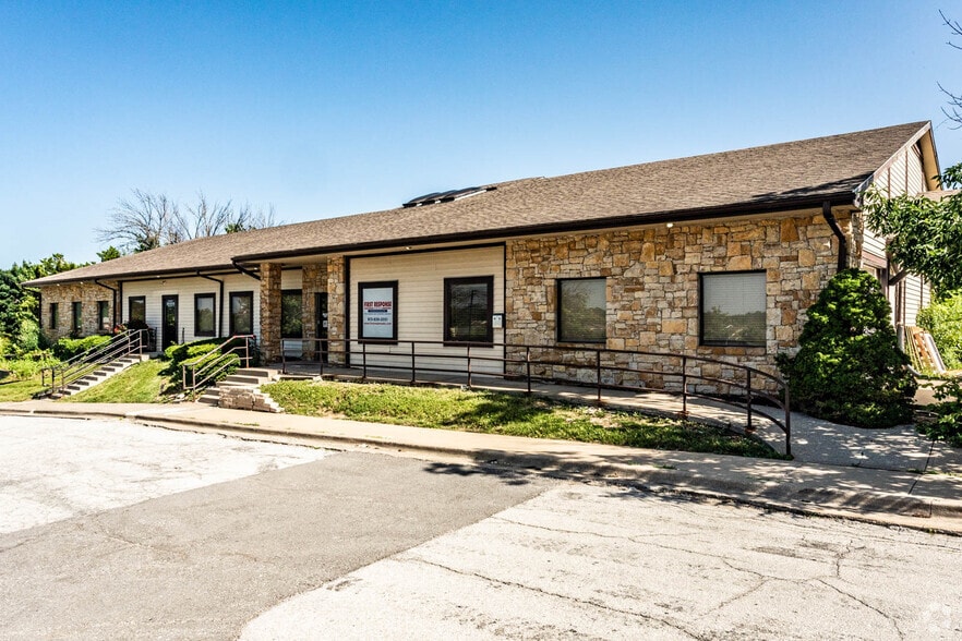 13460 S Arapaho Dr, Olathe, KS for lease - Primary Photo - Image 2 of 16
