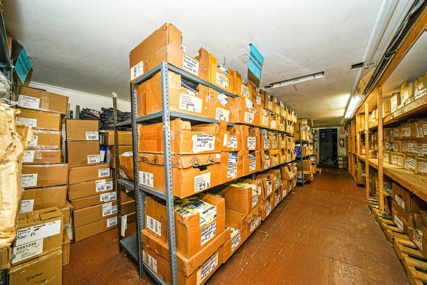 175-183 Rockaway Ave, Valley Stream, NY for lease - Interior Photo - Image 3 of 15