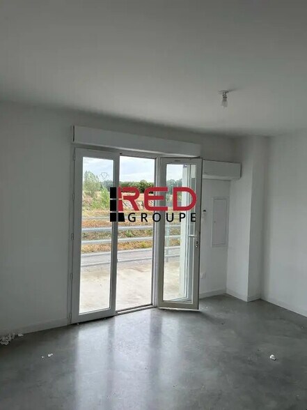 Office in Châteauneuf-le-Rouge for lease - Building Photo - Image 1 of 5