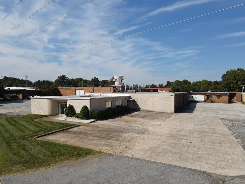 1948 W Green Dr, High Point, NC for lease - Building Photo - Image 1 of 13