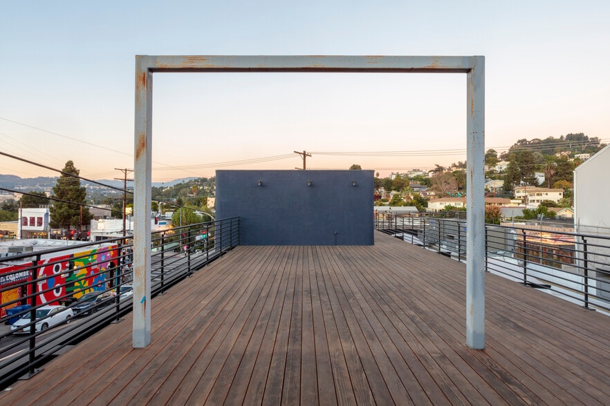 3828 W Sunset Blvd, Los Angeles, CA for lease - Building Photo - Image 3 of 11
